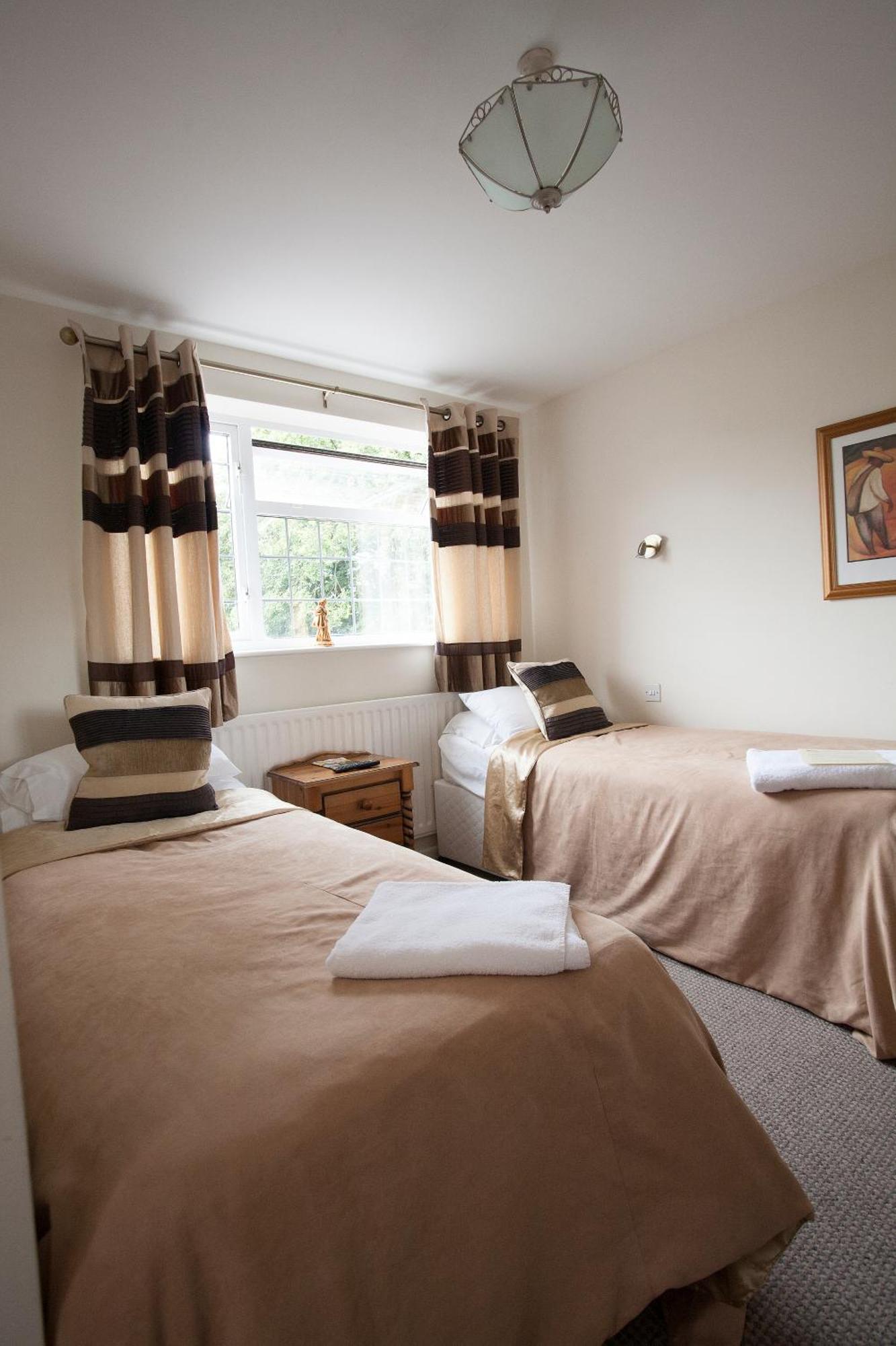 Barons Court Hotel Wolverhampton Exterior photo