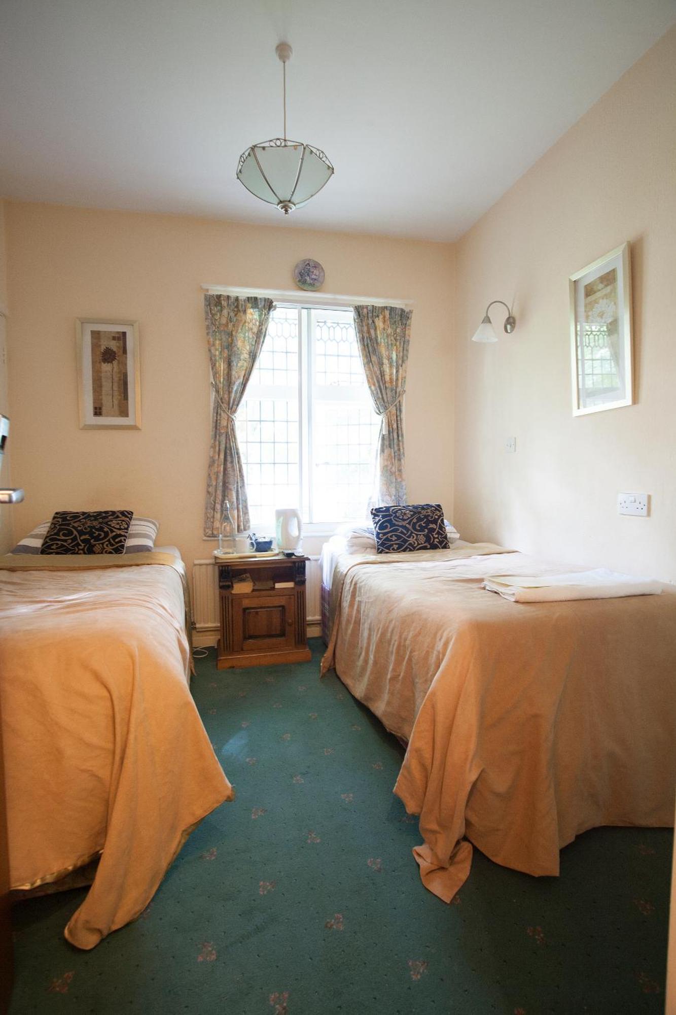 Barons Court Hotel Wolverhampton Exterior photo