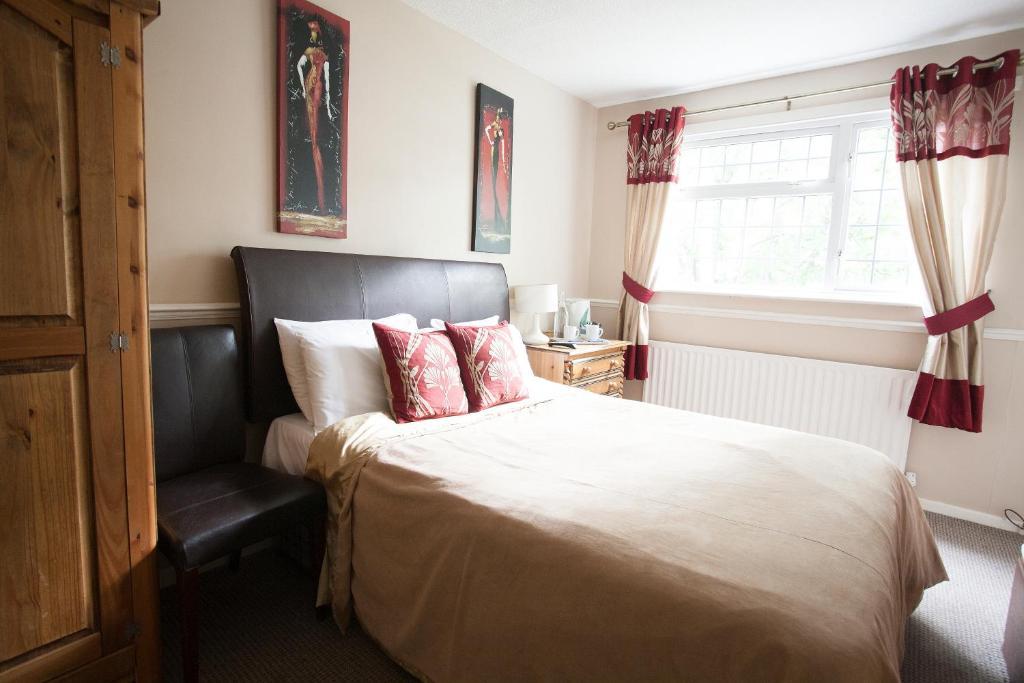 Barons Court Hotel Wolverhampton Room photo