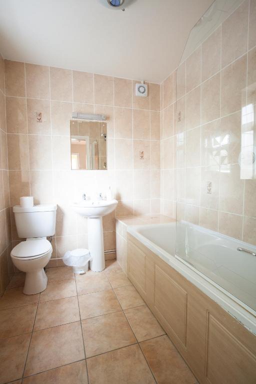 Barons Court Hotel Wolverhampton Room photo