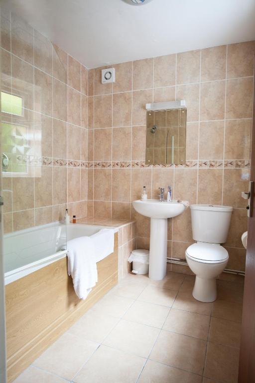 Barons Court Hotel Wolverhampton Room photo
