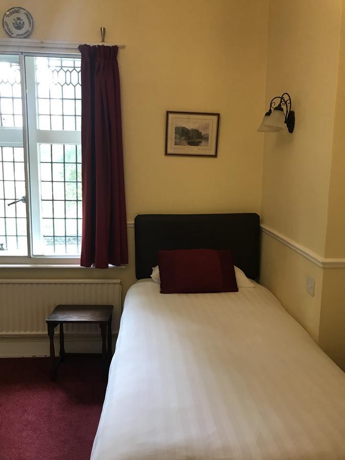 Barons Court Hotel Wolverhampton Exterior photo