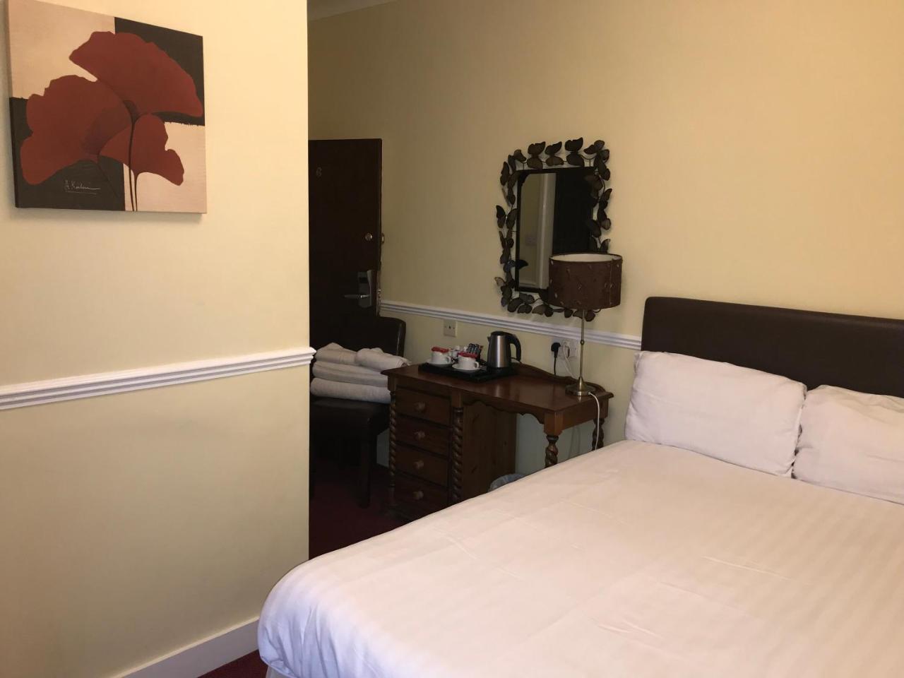 Barons Court Hotel Wolverhampton Exterior photo