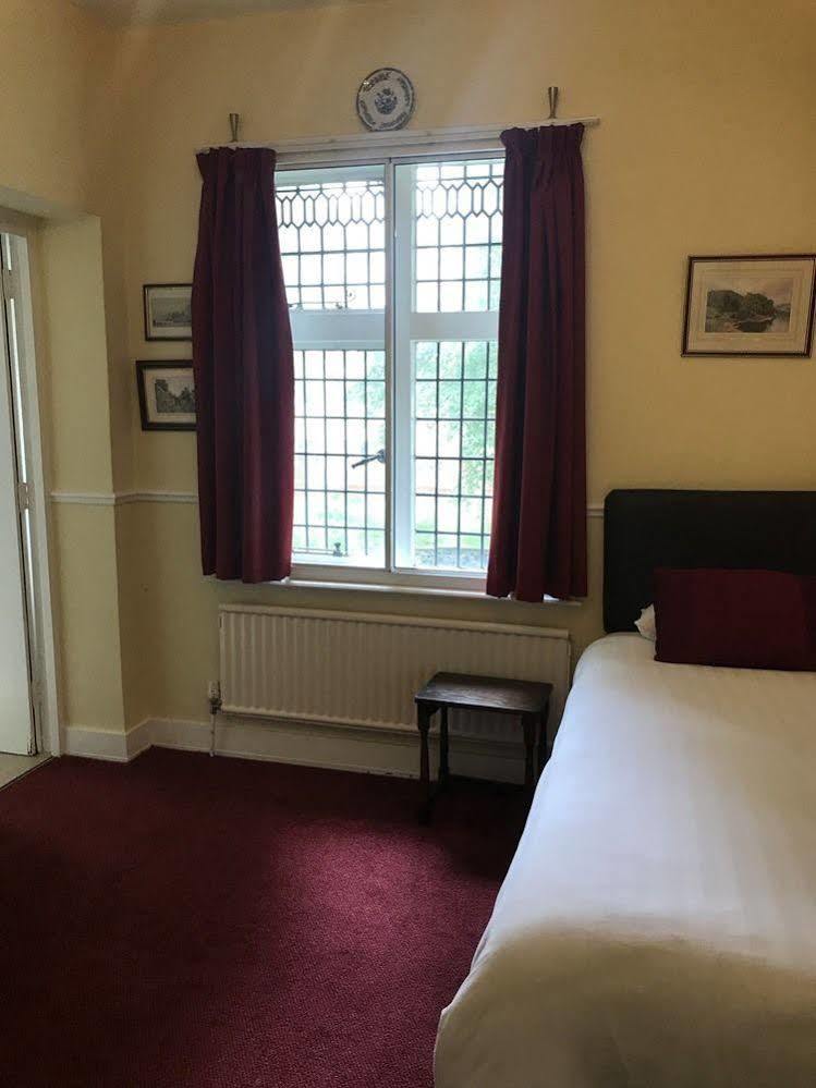 Barons Court Hotel Wolverhampton Exterior photo